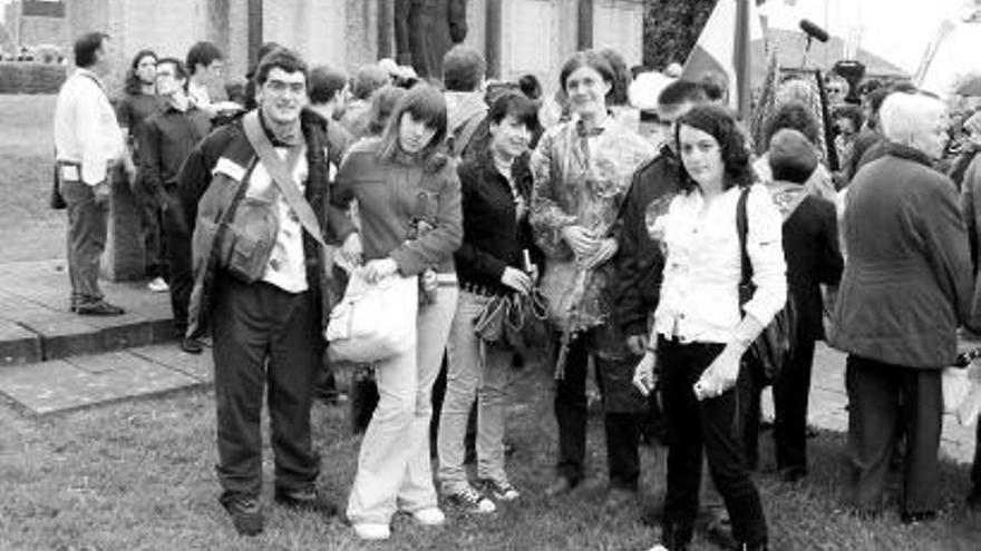 Los estudiantes de Boal, durante su visita a un cementerio de un campo nazi.