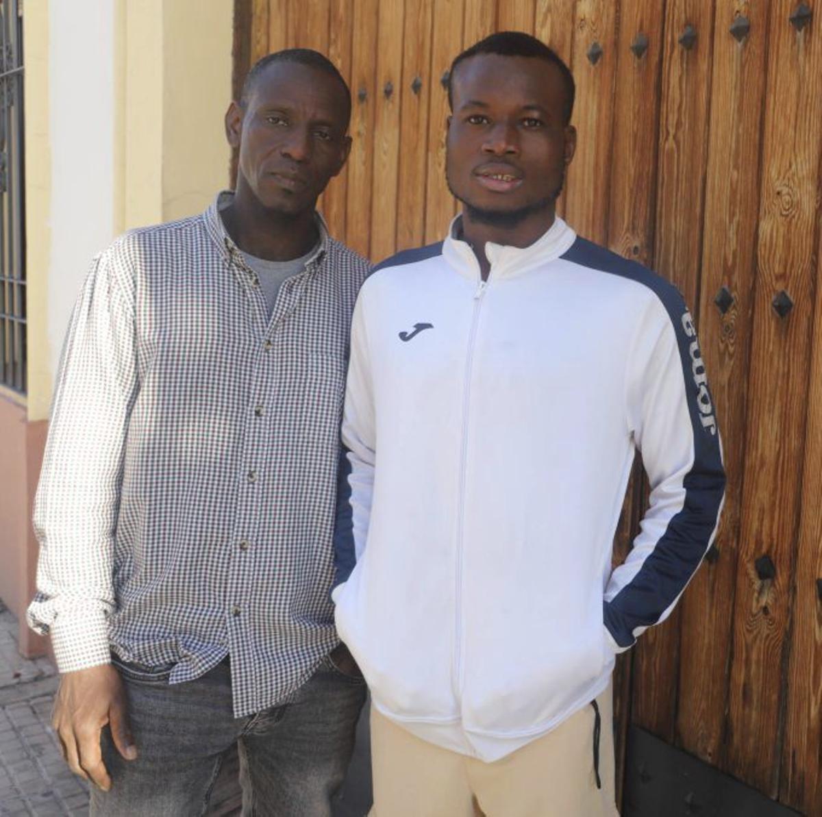 Face y Yaciba posan juntos en la puerta del centro de Córdoba Acoge en el barrio de San Lorenzo. | VÍCTOR CASTRO