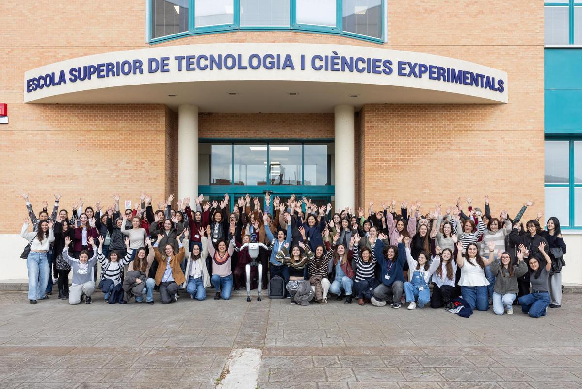 Profesoras, investigadoras, técnicas de laboratorio y estudiantes de la Escola de Tecnologia i Ciències Experimentals de la UJI celebraron el Día de la Niña y la Mujer en la Ciencia.