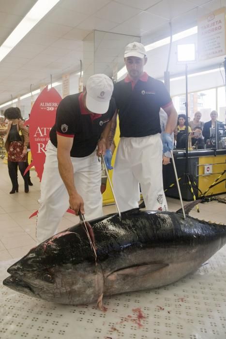 Demostración de ronqueo y de cocinado del atún rojo en un supermercado de Gijón.