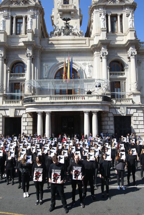 Los antitaurinos se concentran a las puertas del ayuntamiento de Valencia