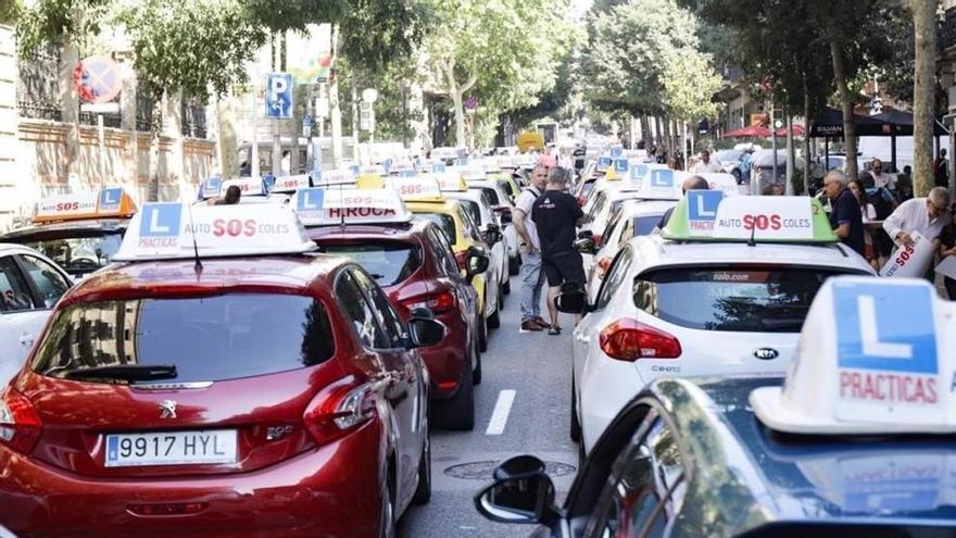 La DGT, a punt de posar fi a l&#039;infern de les autoescoles: &quot;Veiem la llum&quot;&quot;