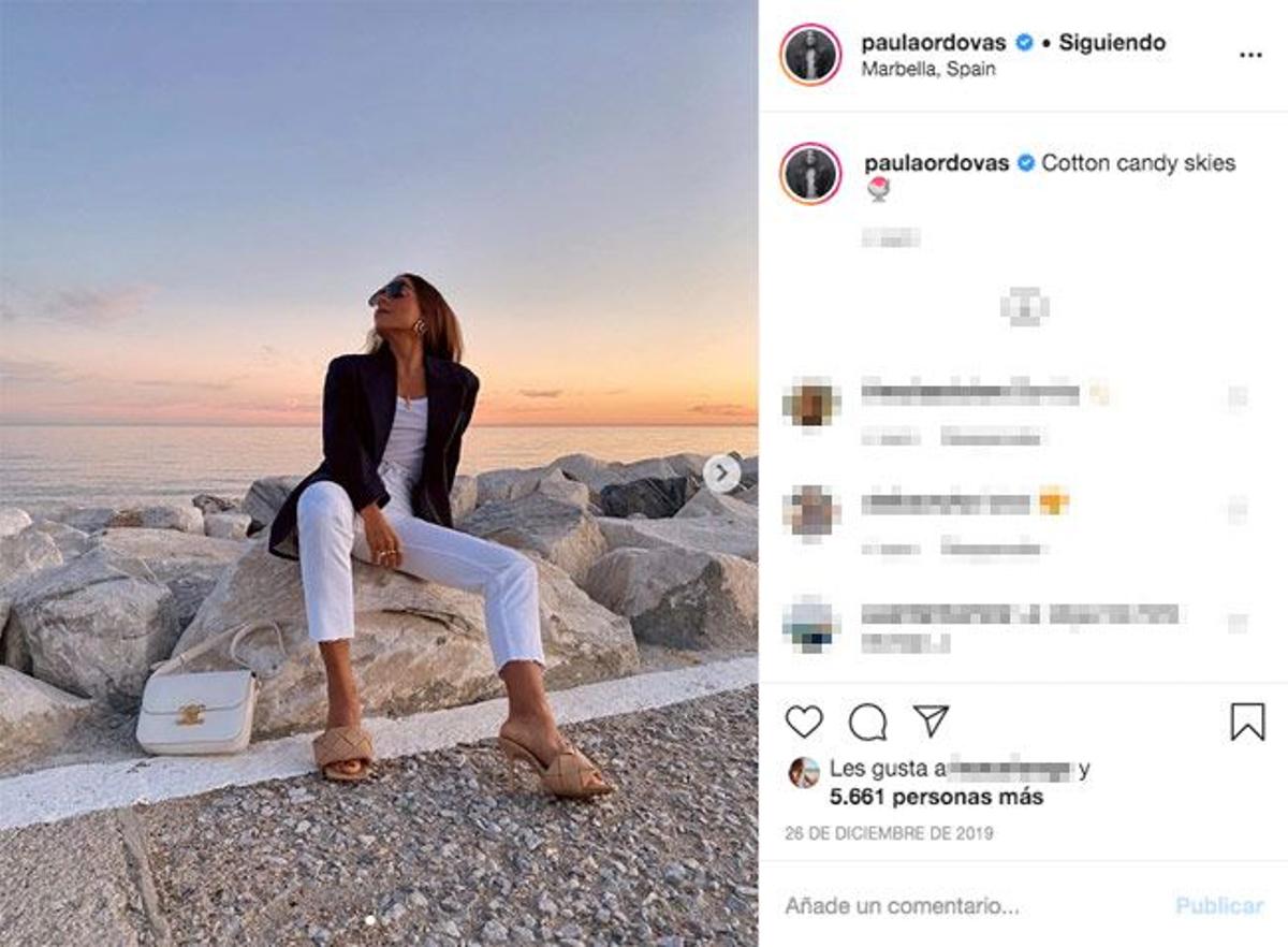 Paula Ordovás con las sandalias cuadradas acolchadas de Bottega Veneta