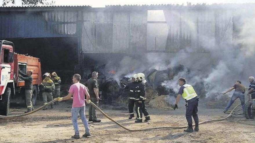 Un cortocircuito arrasa un almacén de hierba seca en una explotación de Lalín