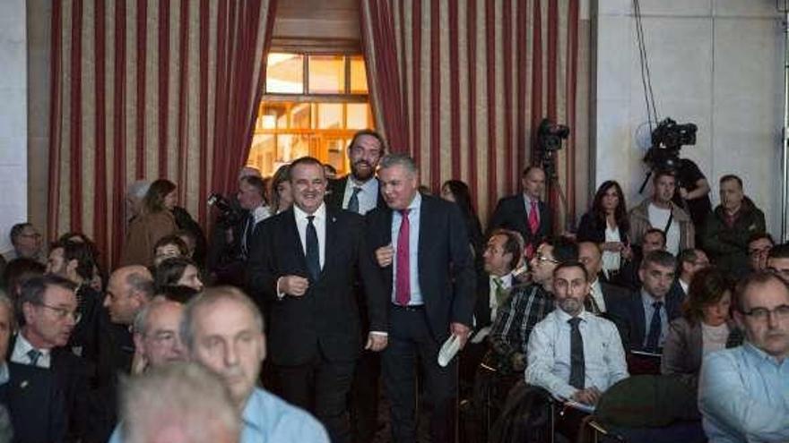 Pola y Feito, de pie, entrando a las jornadas del IDEPA.