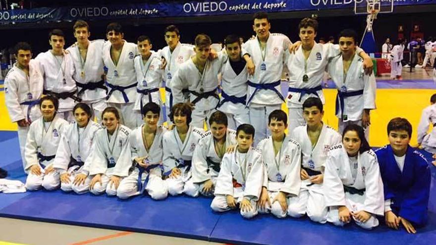 Arriba, el Judo Avilés en Oviedo, y a la derecha, el club Óscar Fernández.