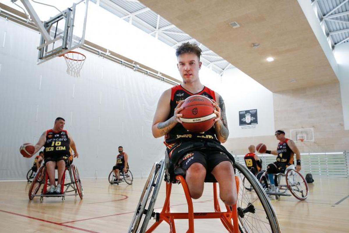 Biel Llopis, jugador del CEM L'Hospitalet, club decano de básquet en silla de ruedas. 