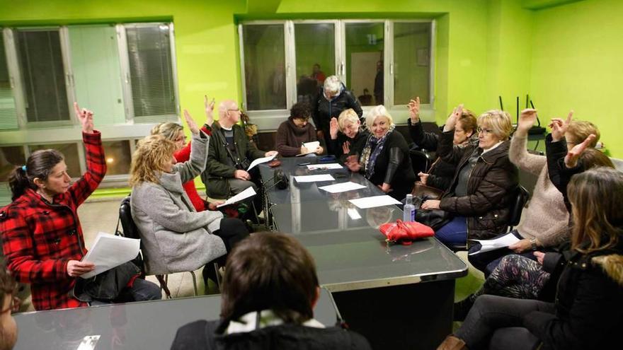 Un momento de la reunión de ayer entre las empleadas y los representantes de CC OO.