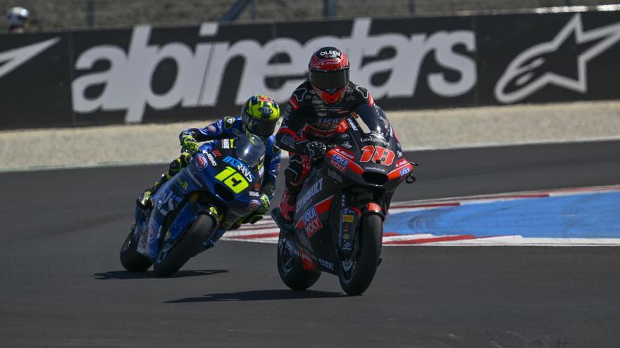 Manu González por delante de Diogo Moreira durante un Gran Premio