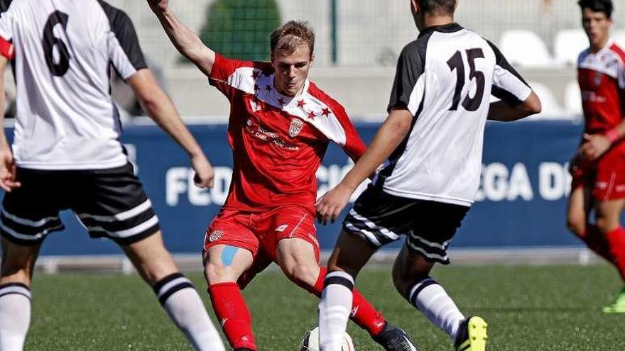 Un jugador madrileño dispara a portería en el partido de los juveniles. // Futgal