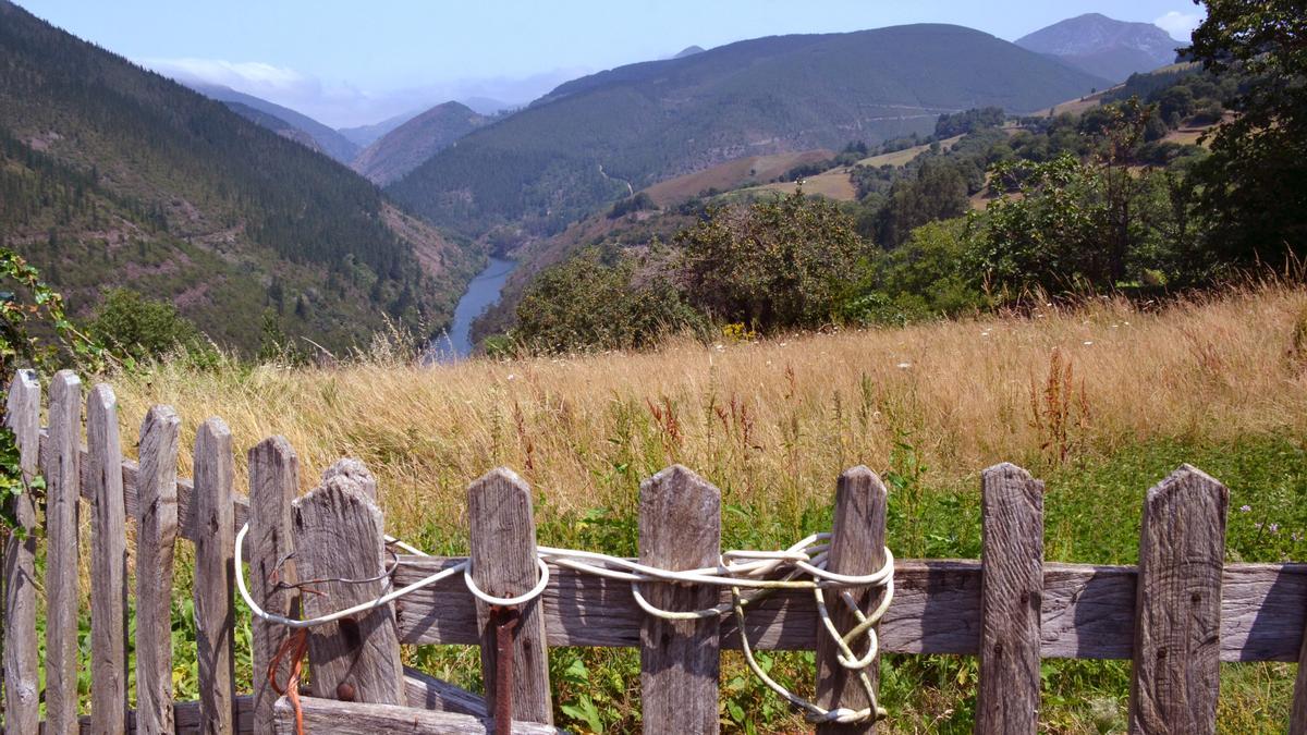 Vistas del valle del Navia desde uno de los rincones de San Emiliano.