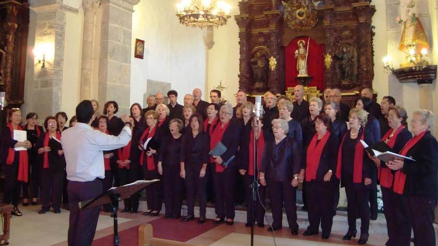 El coro &quot;Liceo&quot; de Navia interpreta una misa y da un concierto en Benia