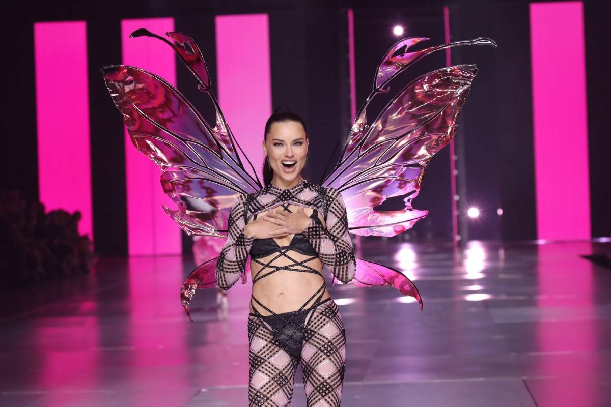 Adriana Lima hace su regreso triunfal
