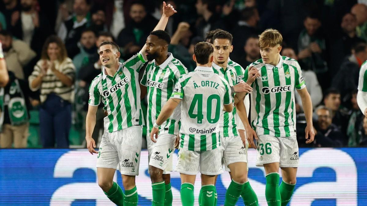 Resumen, goles y highlights del Gent 0 - 3 Betis de la ida de los playoffs de la Conference League