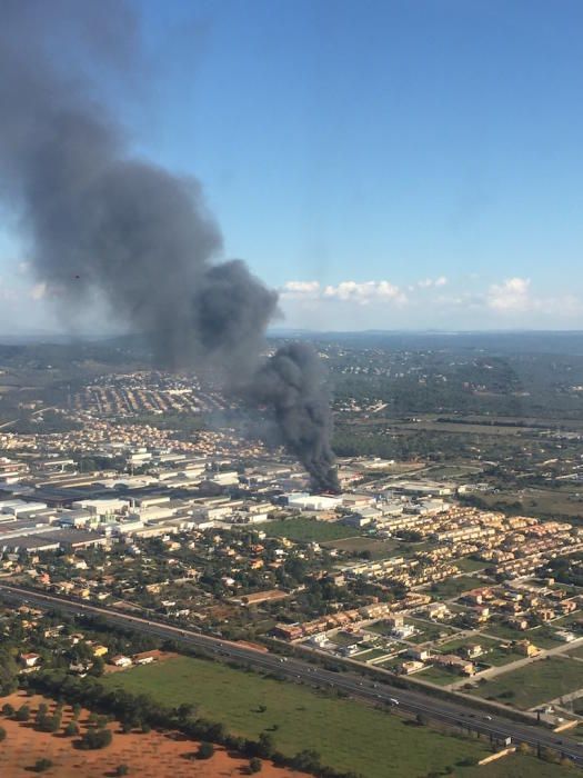 El incendio del polígono de Marratxí, visto desde el aire