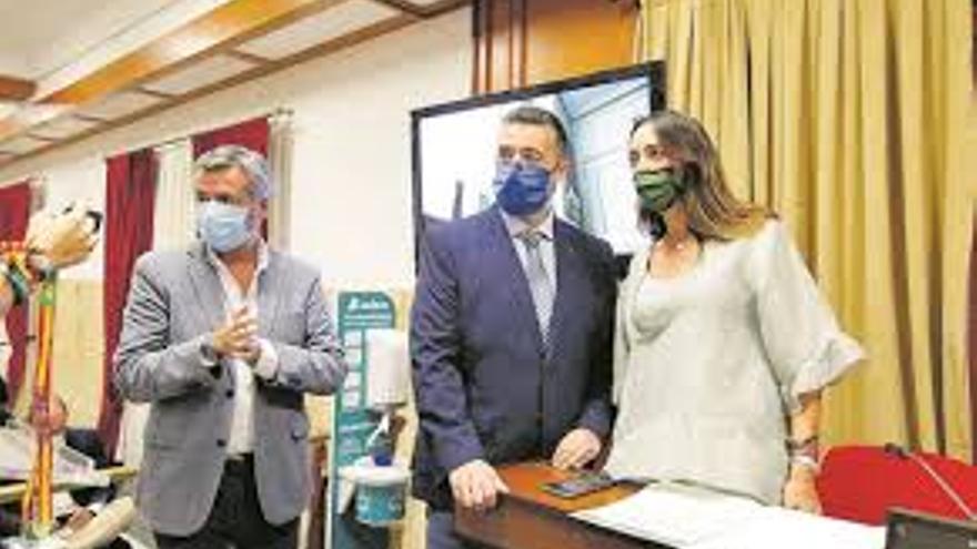 Los concejales de Vox Rafael Saco y Paula Badanelli, en presencia de Miguel Ángel Torrico.