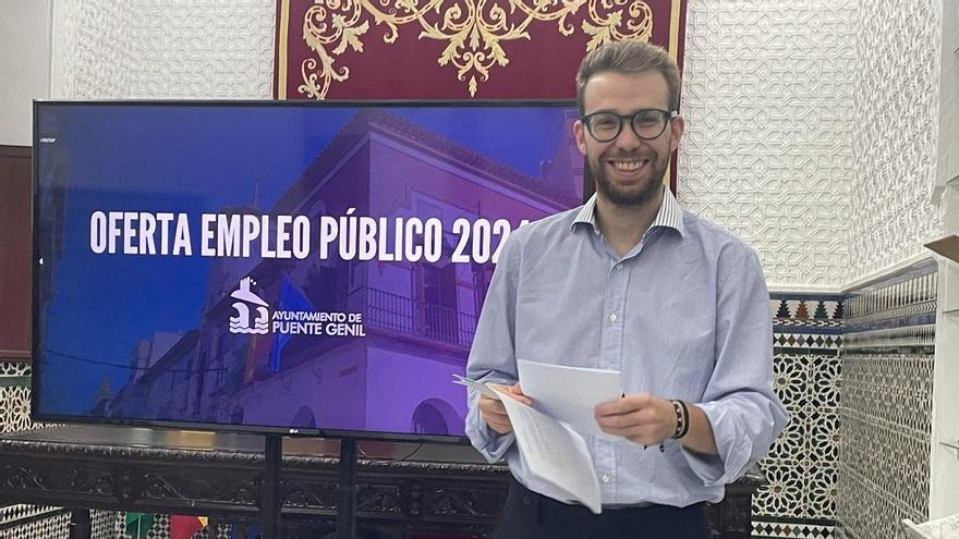 El concejal Rafael Ruiz, en la presentación de la oferta pública de empleo del Ayuntamiento de Puente Genil.