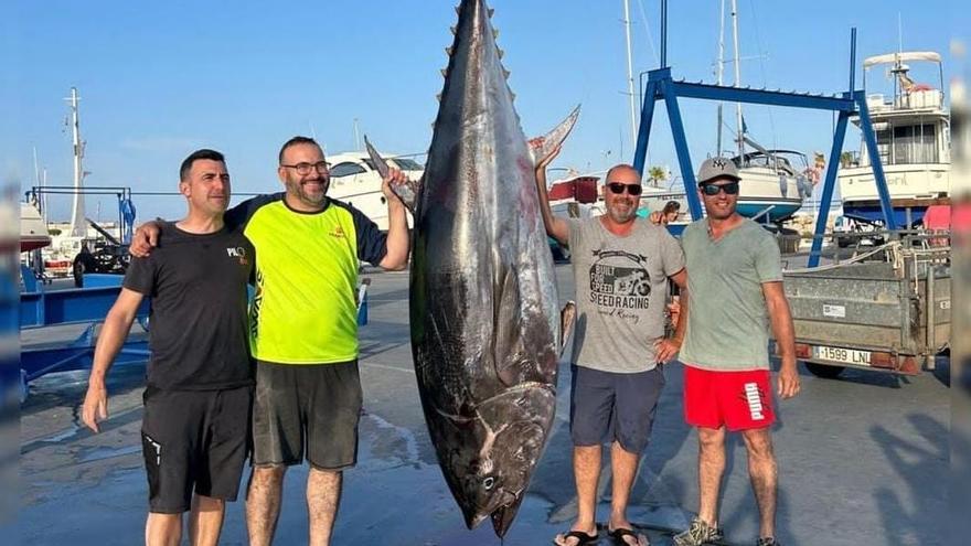 Los cuatro pescadores, con el enorme atún capturado