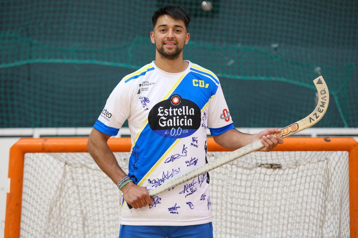 Ignacio Liñán posa con su 'stick' ante una de las porterías de Elviña II.