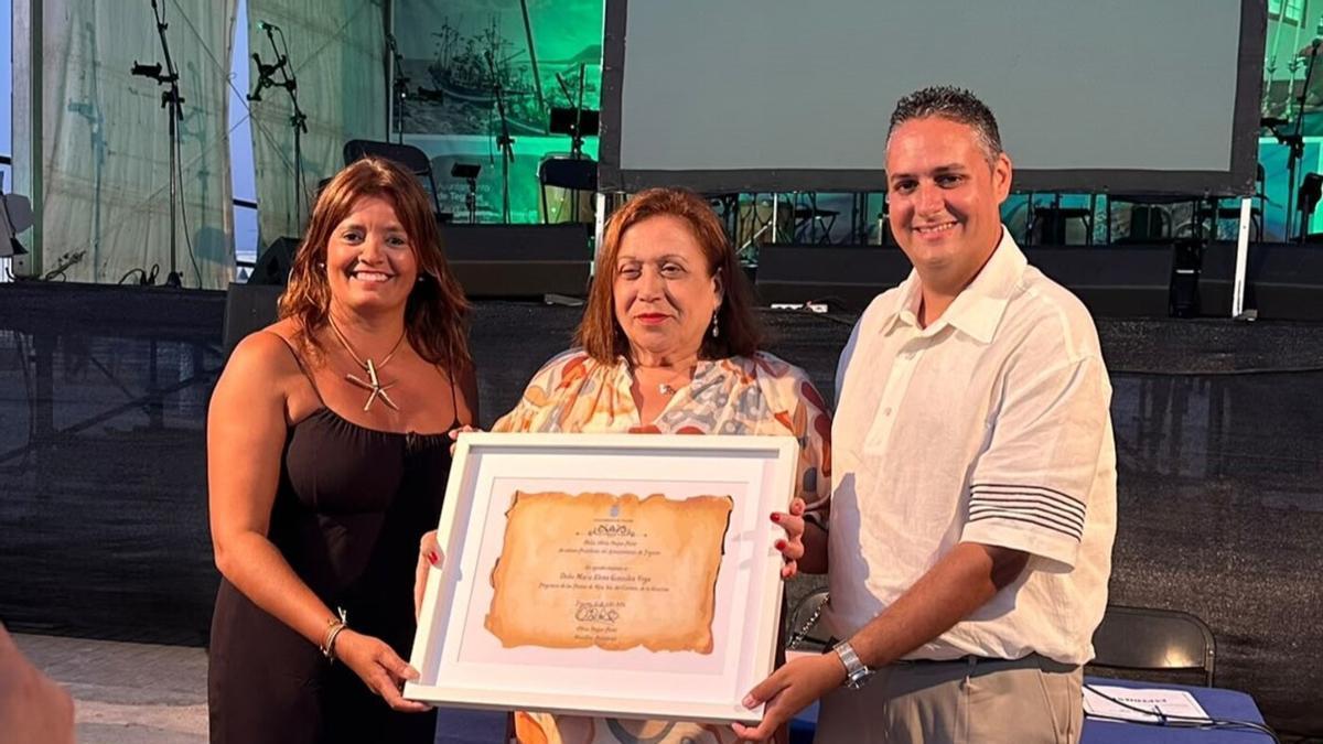 Olivia Duque, María Elena González y Andoni Machín, al finalizar el pregón de las Fiestas deL Carmen en La Graciosa 2026