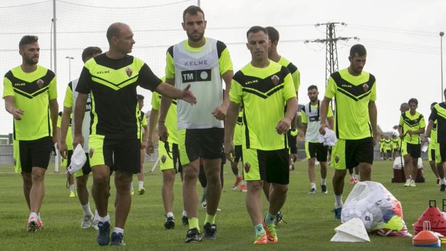 Vicente Mir dialoga con sus jugadores durante un entrenamiento