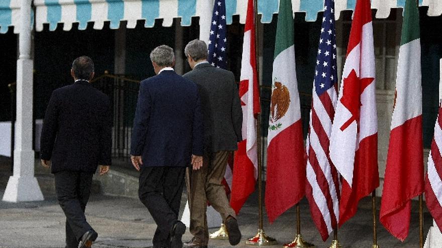 El presidente de EEUU, George W. Bush (c), el primer ministro de Canadá, Stephen Harper (d), y el presidente de México, Felipe Calderón (i), se dirigen a una cena de la Cámara de Comercio de los EEUU., en Nueva Orleans.