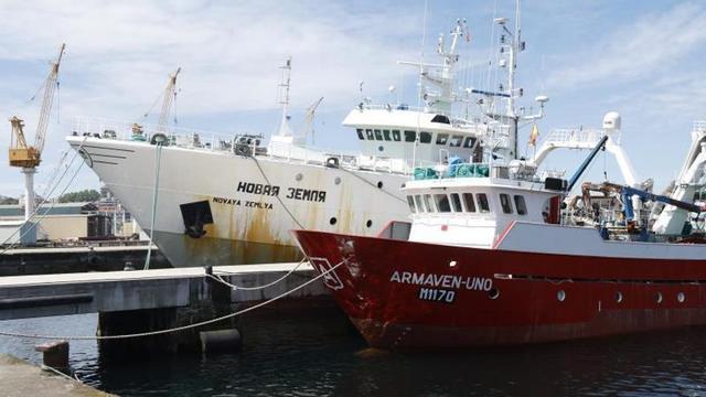 Barcos arrastreros en el puerto de Vigo. |   // RICARDO GROBAS