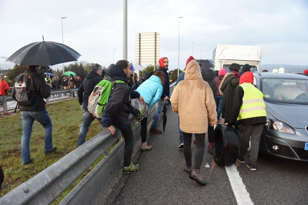 Més de 500 persones tallen la C-16 i la C-25