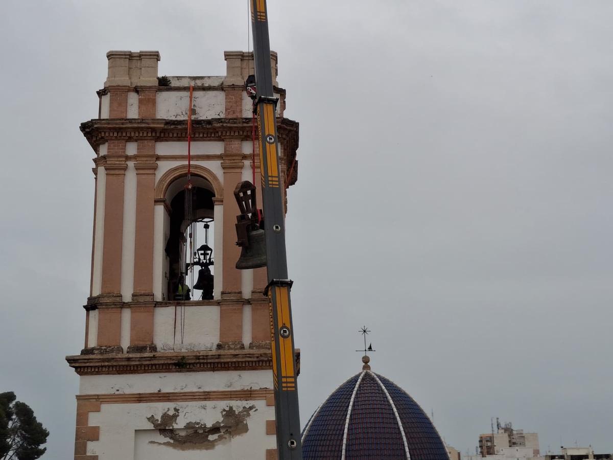 Las imágenes de un día histórico en Dénia: las campanas bajan del cielo