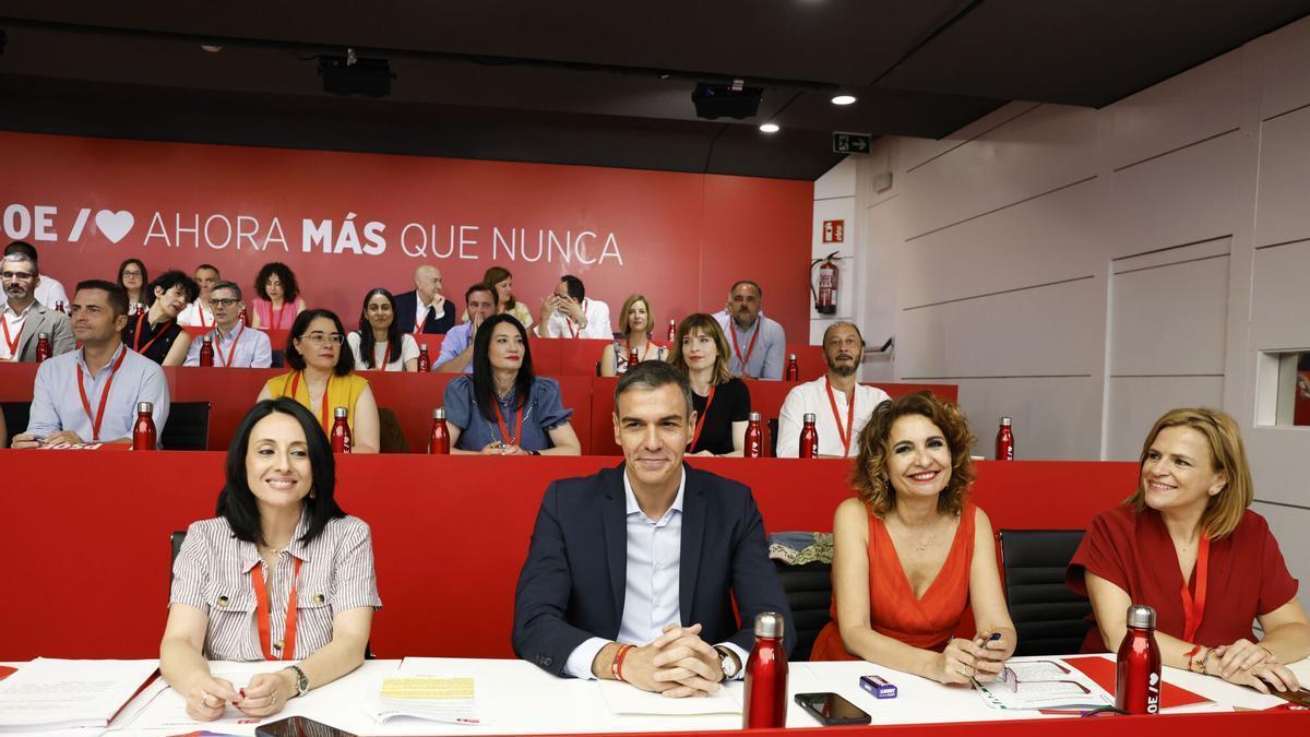 Pedro Sánchez junto a María Jesús Montero y las valencianas Rebeca Torró y Pilar Bernabé.