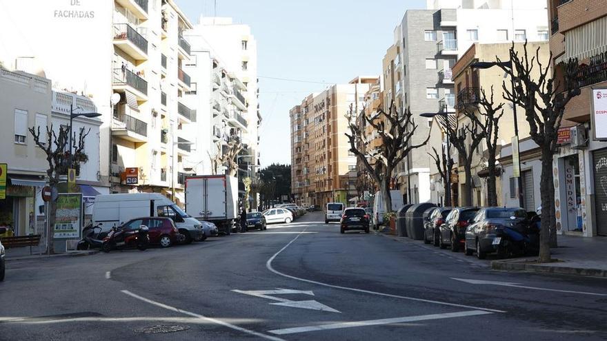 Cartel que informa de las plazas libres, situado al inicio de la calle Pare Llansol