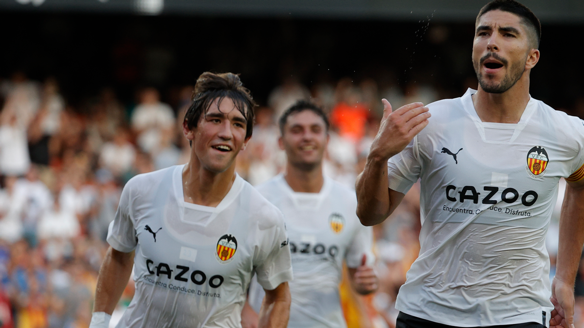 Carlos Soler celebrando un gol