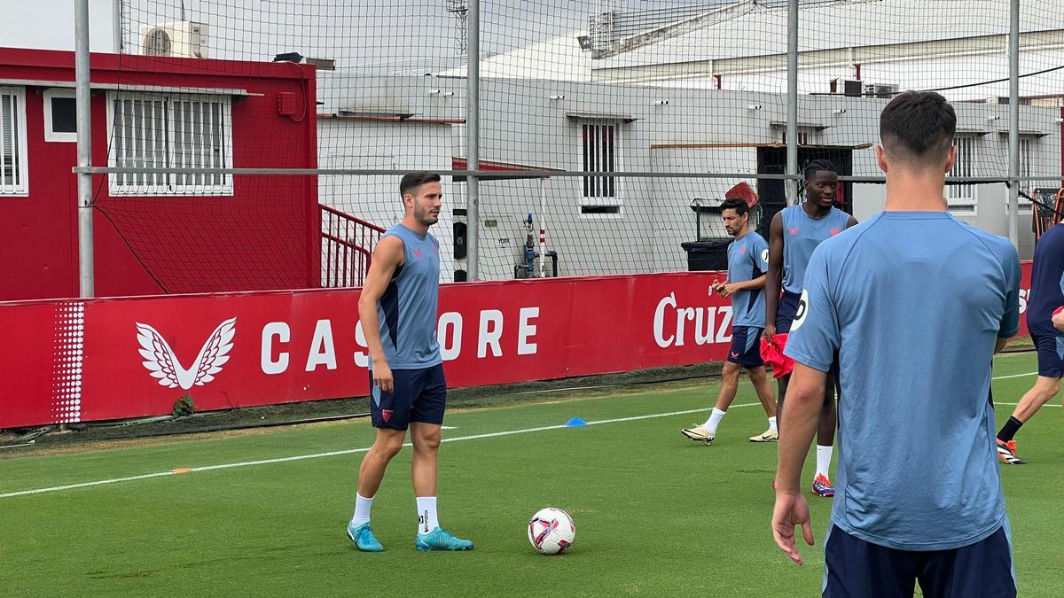 Saúl Ñíguez en un entrenamiento del Sevilla Fútbol Club