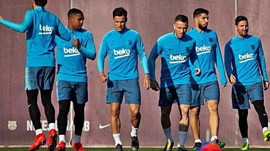 Los jugadores del Barcelona, durante el entrenamiento de ayer.