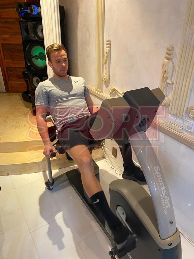 Las fotografías exclusivas de Arthur entrenando en su casa