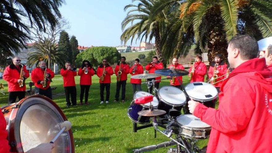 Los integrantes de la charanga «Pepe el Chelo» tocan «Nena», de Miguel Bosé, en San Antonio, en Candás.