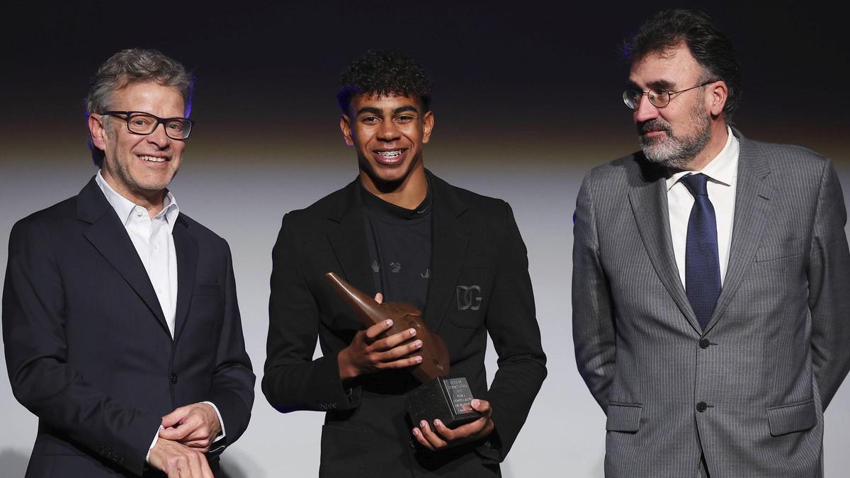 Lamine Yamal, tras recibir el premio.