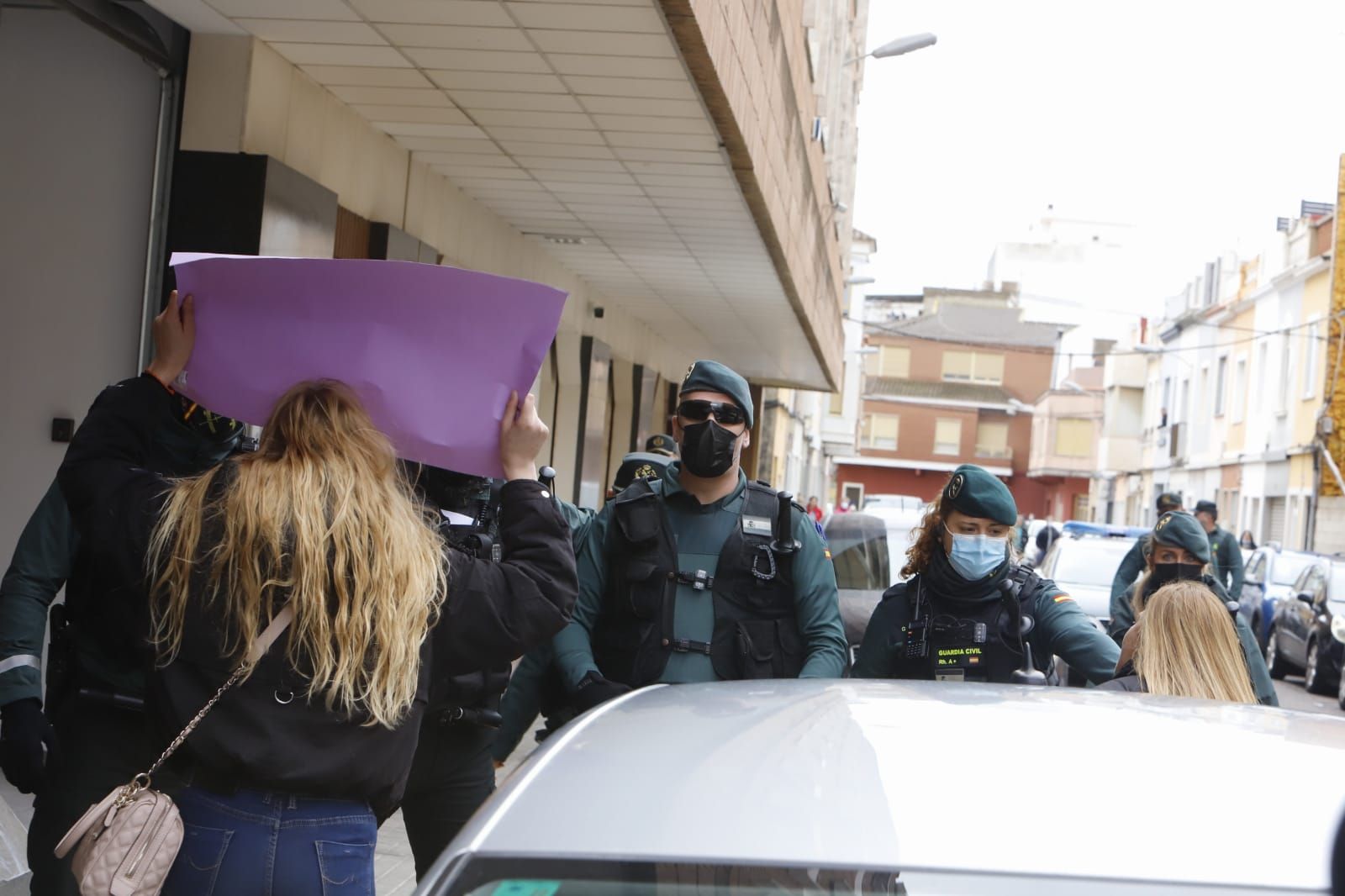 Tensión y gritos de "asesino" a la llegada del parricida de Sueca a declarar ante el juez