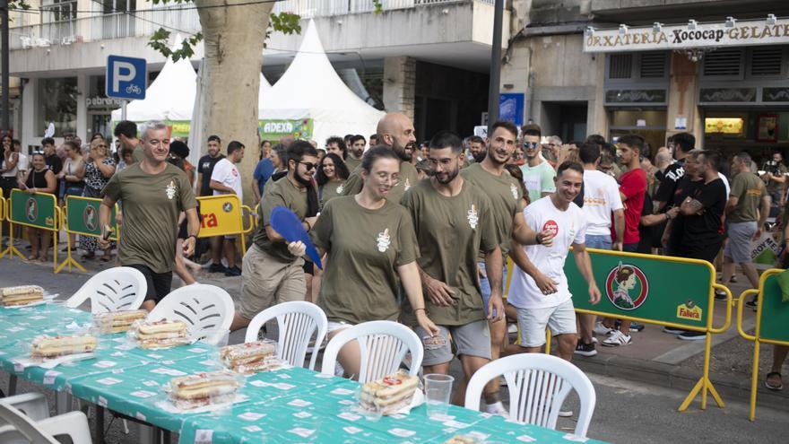 El ganador del concurso de comer fartons engulle 82 piezas en 37 minutos en Xàtiva