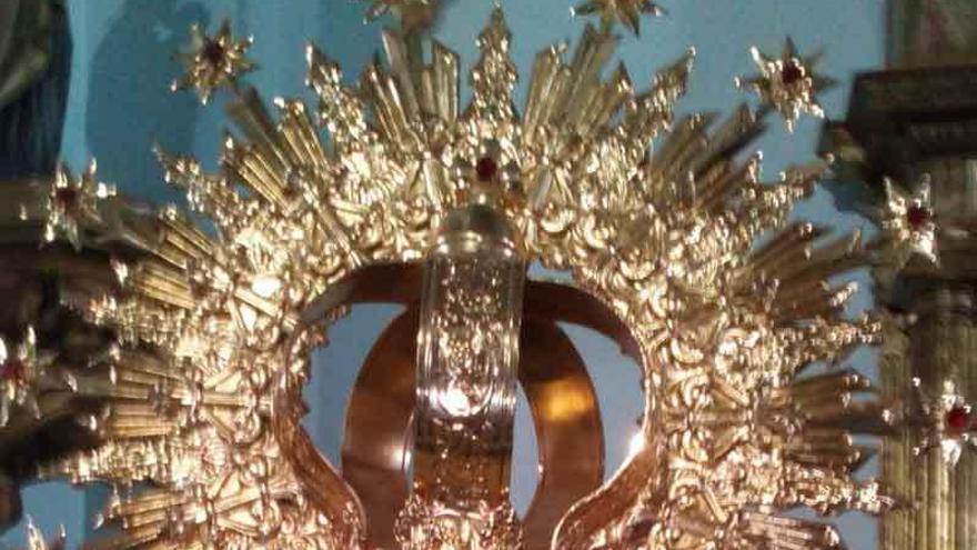 Imagen de la corona de la Virgen de Nuestra Madre antes de que fuera robada.