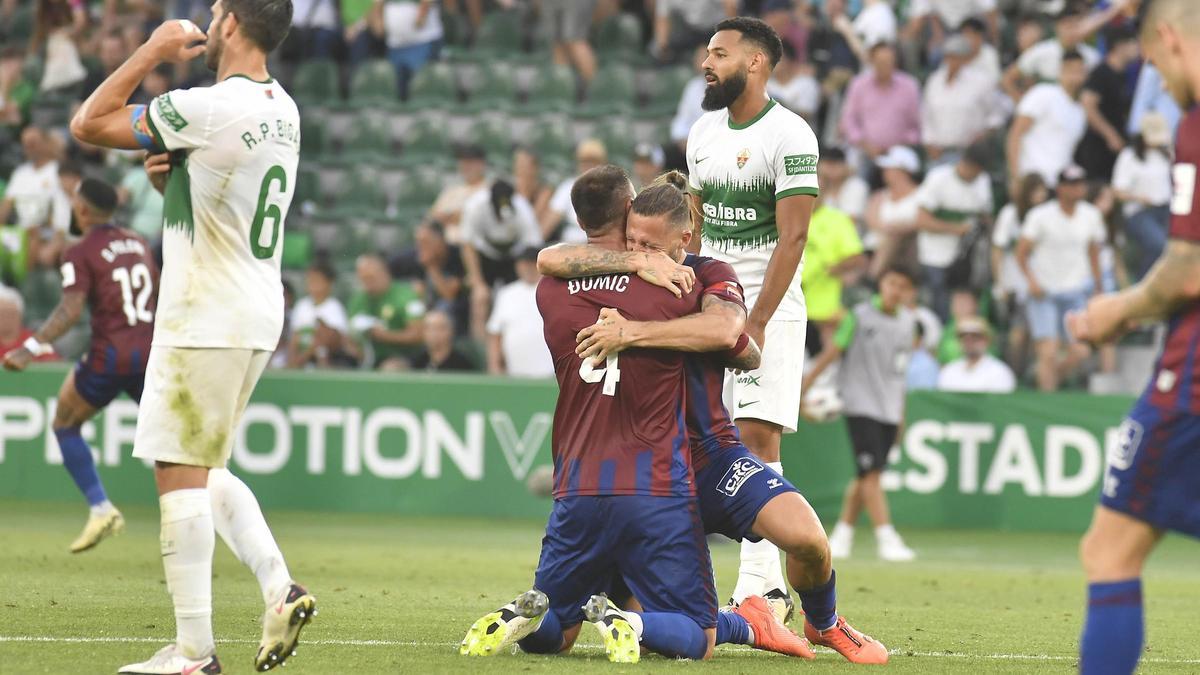 Dumic y Timor se abrazan tras ganar el derbi en Elche del curso pasado, ante la decepción de Mourad y Bigas.
