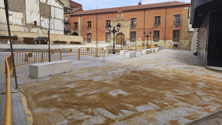 El tramo de circulación de la plaza San Francisco se ha urbanizado también con granito para dar homogeneidad a la zona, que todavía está pendiente de remates y de dotación de mobiliario y plantas.