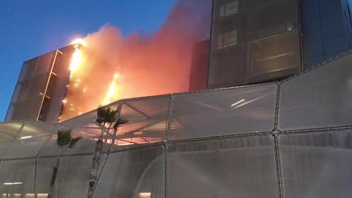 Les flames engoleixen quatre plantes de l'hospital