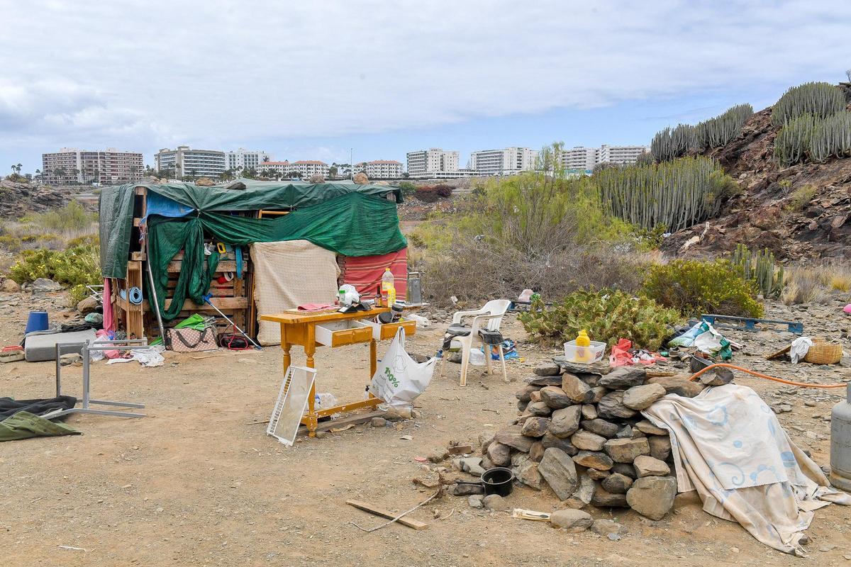 Otra de las chabolas que se encuentran en el barranco de La Fuente con la zona turística de Playa del Inglés al fondo.