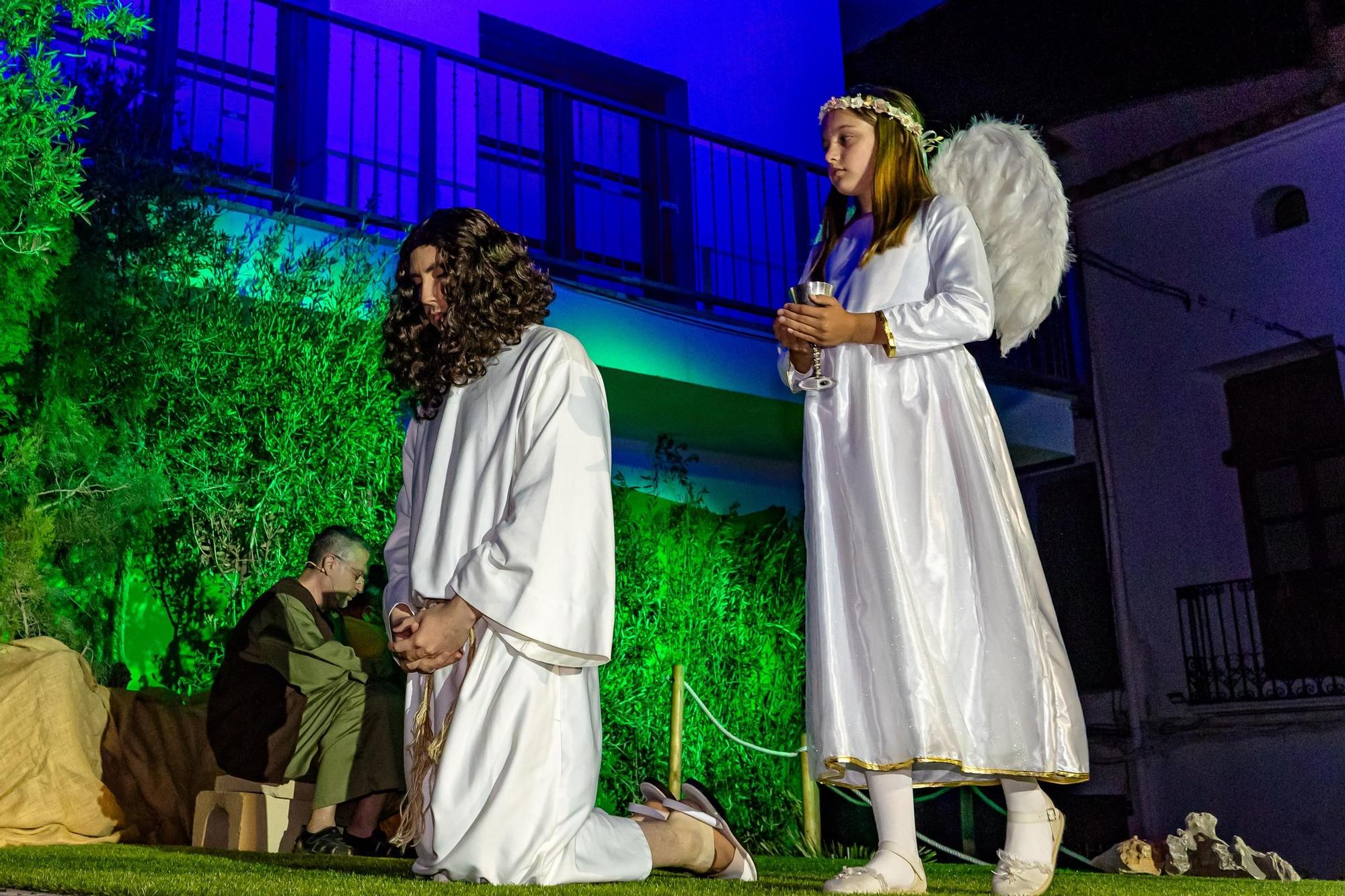 Actores y actrices amateurs escenifican “La Passió” de La Nucia en la noche del Jueves Santo