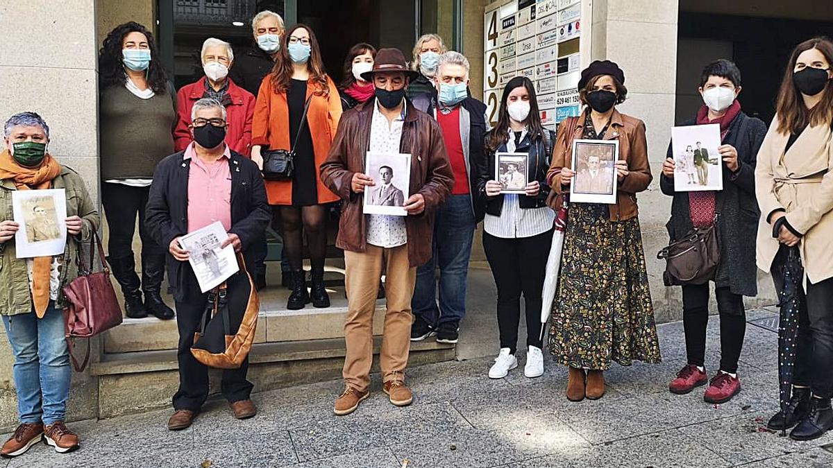 Familiares de las víctimas entregan documentación en el Consulado de Argentina en Vigo, ayer.   | // FDV