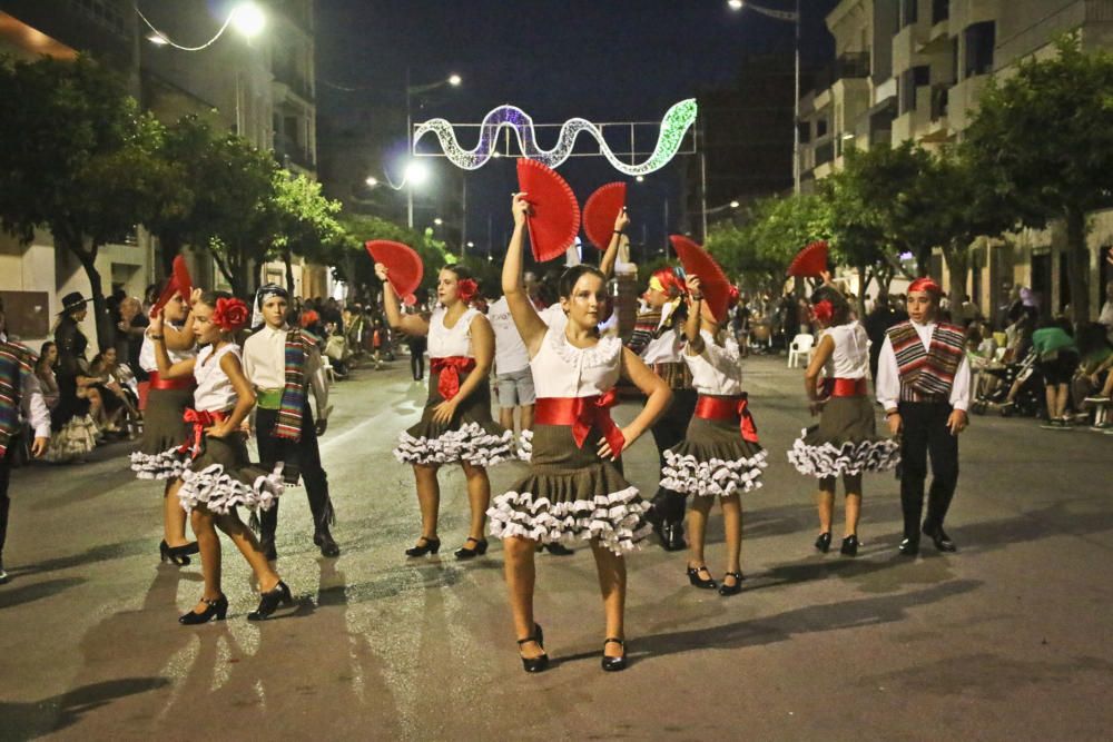 Las cuatro comparsas del bando de la cruz protagonizan un espectacular desfile por las calles del municipio