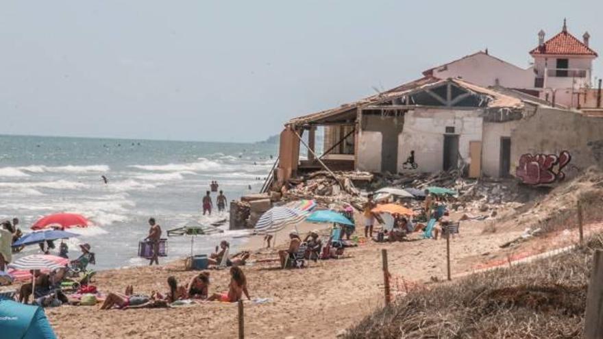 Vecinos rechazan el cierre de Playa Babilonia y exigen que se regenere con arena