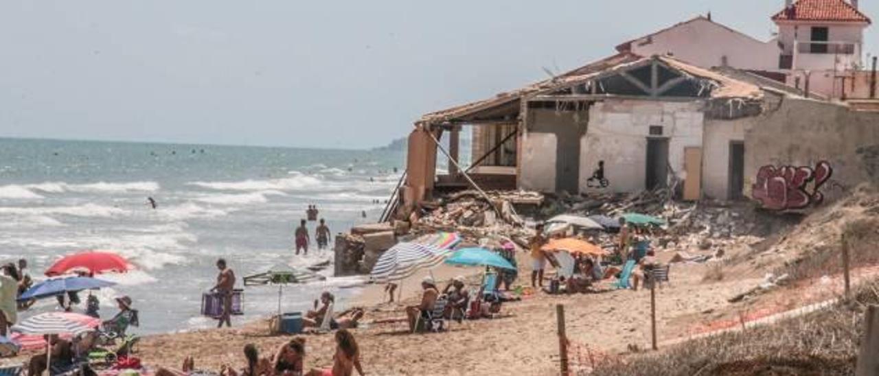 Vecinos rechazan el cierre de Playa Babilonia y exigen que se regenere con arena