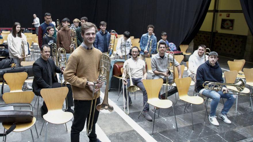 Kris Garfitt, junto a los participantes en la Cumbre Asturiana de Trombonistas, en el Antiguo Instituto.